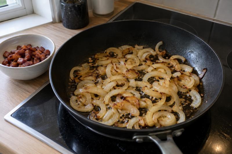 Giv bacon og løg farve hver for sig – Brændende kærlighed med bacon og bløde løg