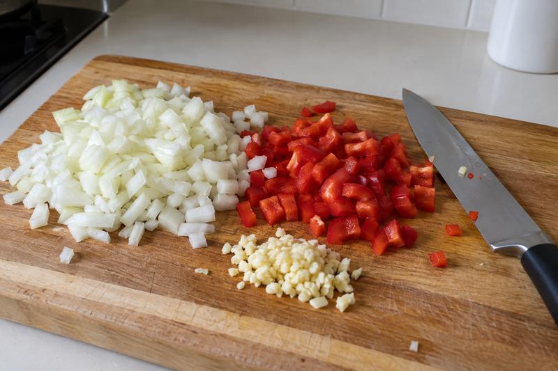 Skær grøntsagerne og afdryp bønnerne – Chili con carne med bønner og ris
