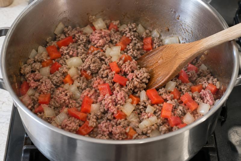 Brun kødet og byg gryden op – Chili con carne med bønner og ris