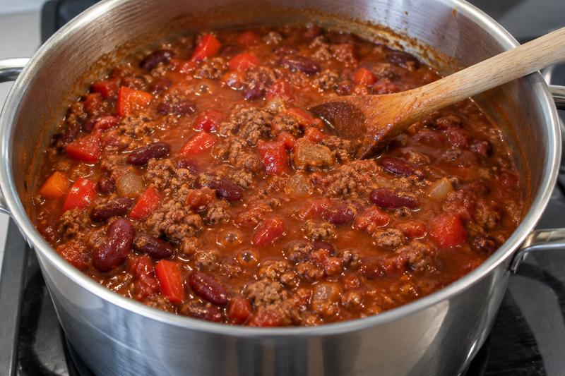 Lad chilien samle sig og kog risene – Chili con carne med bønner og ris