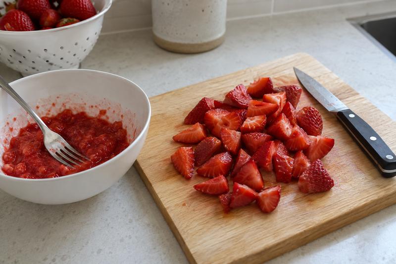 Skær jordbærrene og mos en del af dem – Eton mess med jordbær og marengs