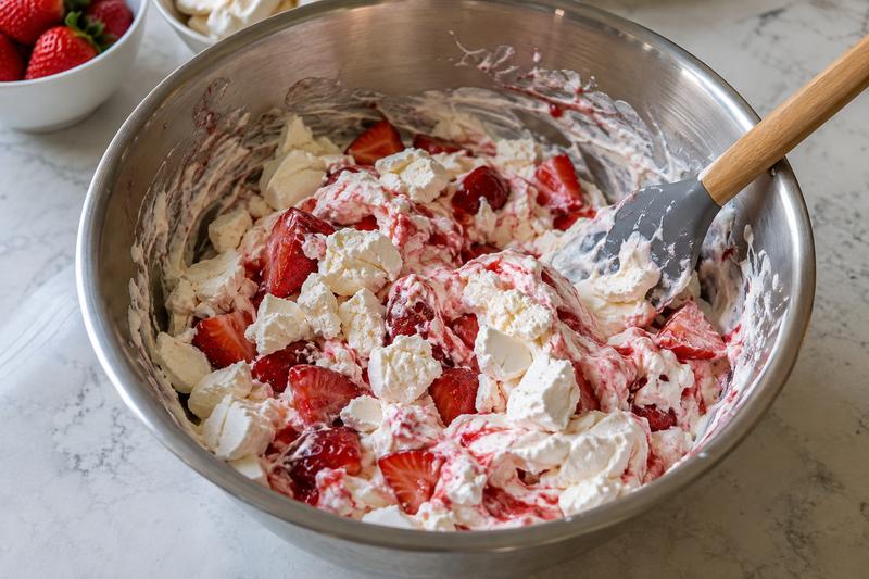 Vend forsigtigt sammen og servér straks – Eton mess med jordbær og marengs