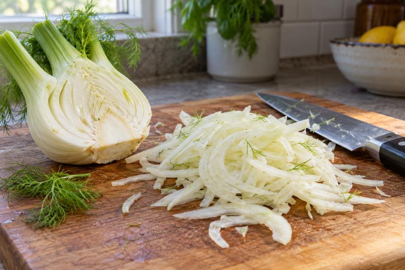 Skær fenniklen tyndt – Fennikelsalat med appelsin og oliven