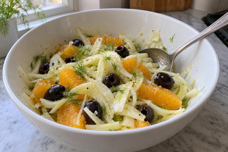 Vend salaten sammen – Fennikelsalat med appelsin og oliven
