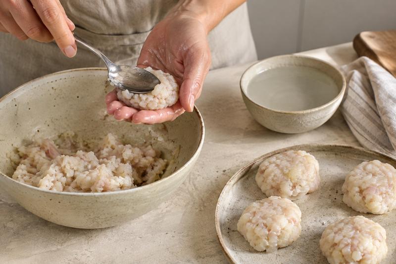 Form små fiskefrikadeller – Fiskefrikadeller med dilddip og rugbrød