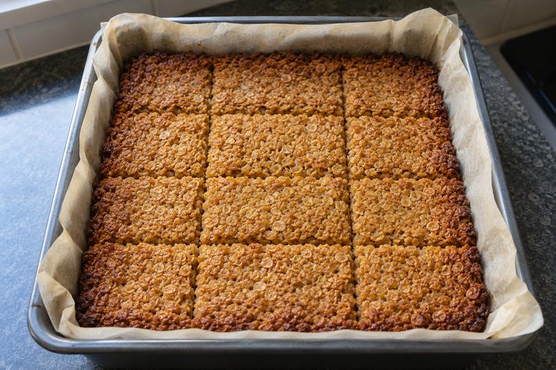 Bag og lad kagen sætte sig – Flapjacks med havregryn og sirup