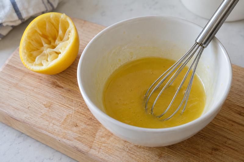Pisk en lille citron-dijondressing – Fransk gulerodssalat med citron og dijon