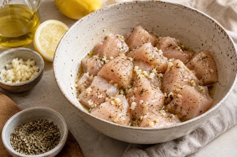 Vend kyllingen i citronmarinade – Græske kyllingespyd med sprød agurkesalat