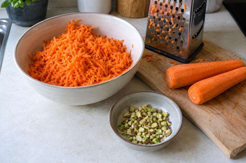 Riv gulerødder og rist pistacier – Gulerodshalwa med kardemomme og pistacie