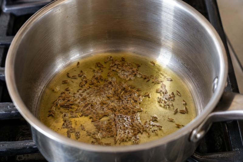 Varm spidskommenfrøene i ghee – Jeera-ris med ristede spidskommenfrø