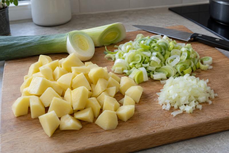Skyl porrerne mellem lagene – Kartoffel-porresuppe med purløg