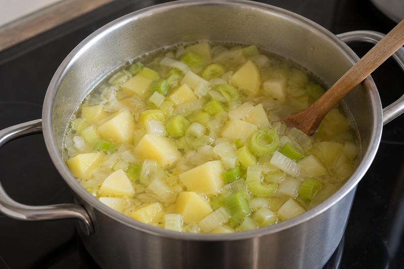 Blødgør porrerne og kog kartoflerne – Kartoffel-porresuppe med purløg