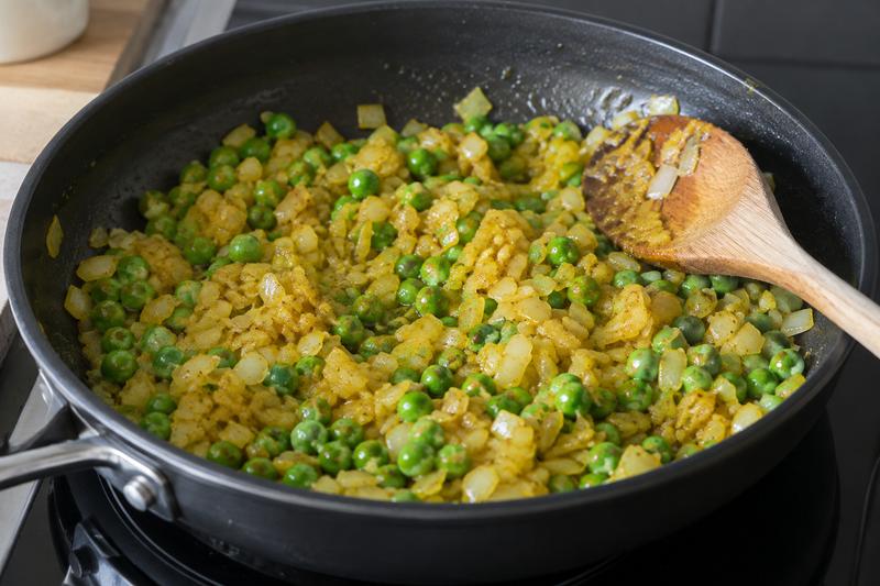 Giv løg og ærter smag af karry – Kedgeree med varmrøget makrel og æg