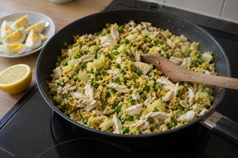 Vend ris og makrel sammen – Kedgeree med varmrøget makrel og æg
