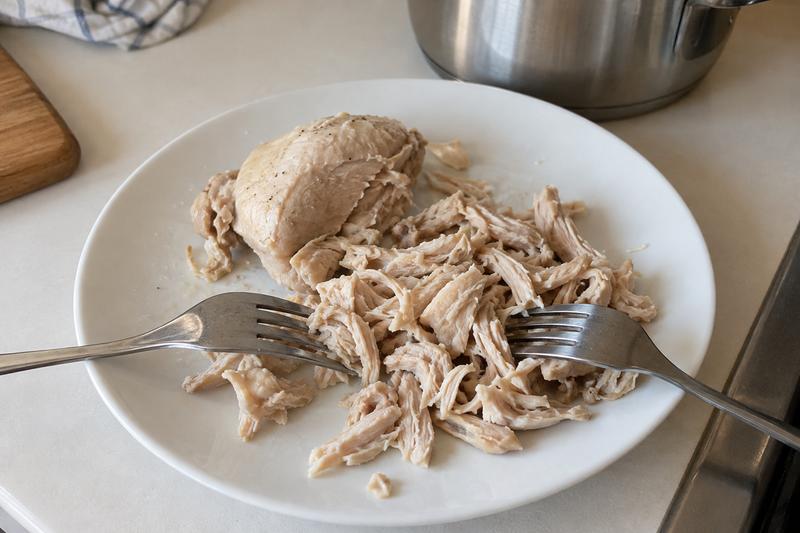 Pocher kyllingen og træk den fra hinanden – Kylling tinga i tortillas med lime