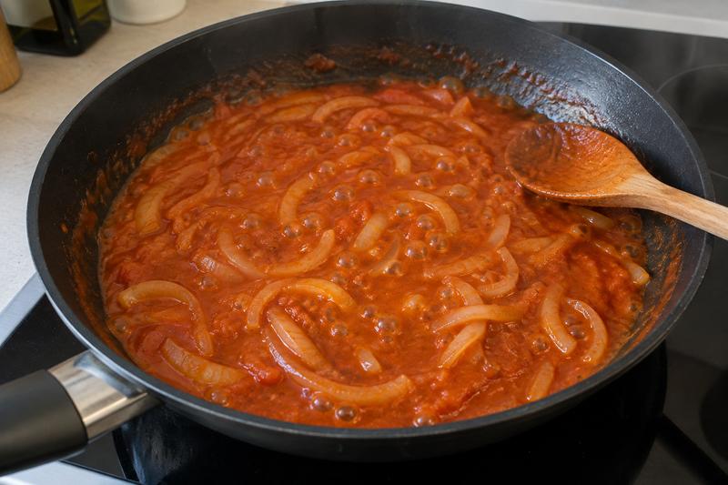Lav saucen med bløde løg – Kylling tinga i tortillas med lime