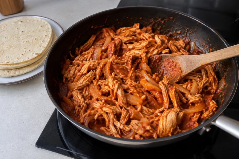 Saml fyldet og varm tortillas – Kylling tinga i tortillas med lime