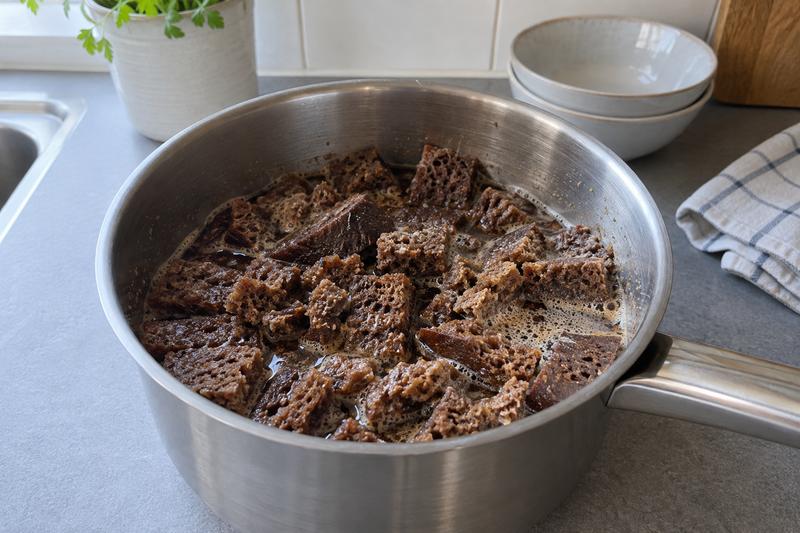 Lad rugbrødet suge væsken – Øllebrød med letpisket fløde