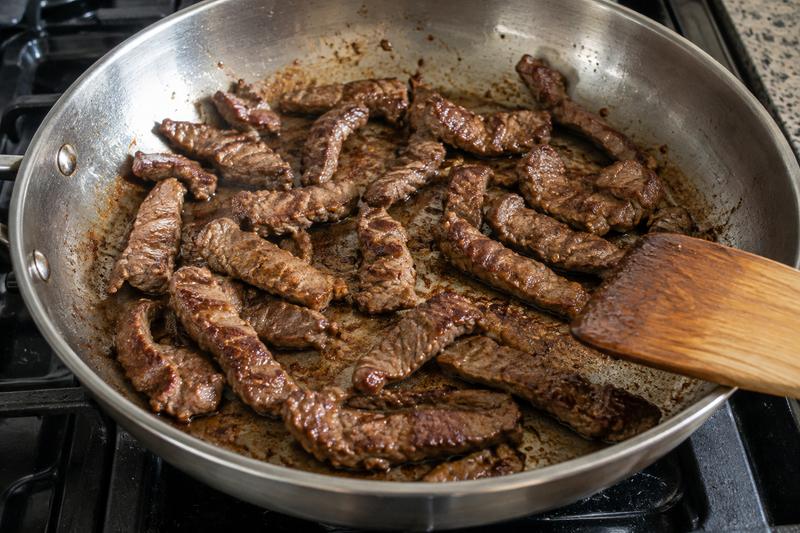 Steg kødet i små hold – Oksekød med broccoli og ingefær