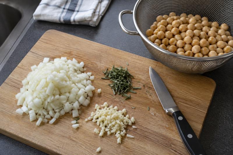 Gør løg, rosmarin og kikærter klar – Pasta e ceci med kikærter og rosmarin