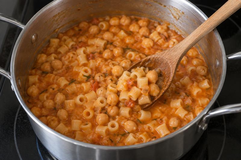 Kog pastaen direkte i saucen – Pasta e ceci med kikærter og rosmarin