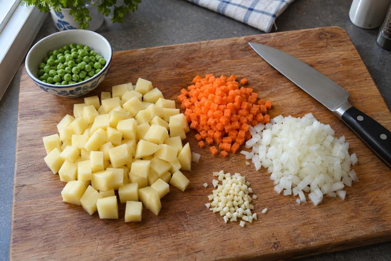 Skær grøntsagerne i små tern – Picadillo med oksekød og kartofler