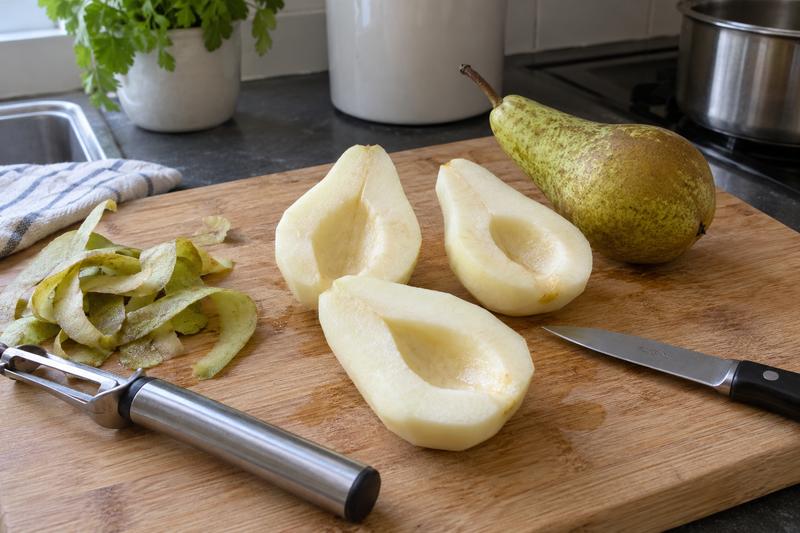 Skræl pærerne og fjern kernehusene – Pocherede pærer med vanilje og citron