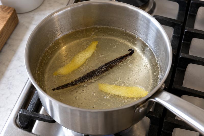 Varm lagen med vanilje og citronskal – Pocherede pærer med vanilje og citron