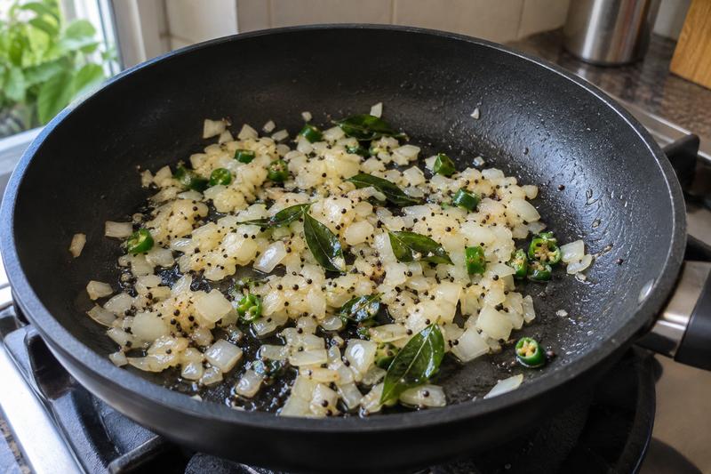 Gør løgene bløde – Poha med løg, peanuts og citron