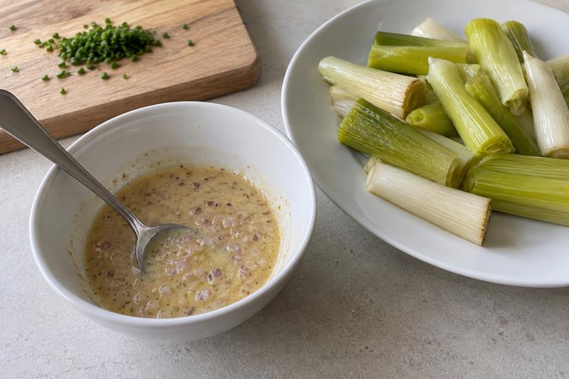 Pisk dressingen og servér lunt – Porrer med sennepsvinaigrette