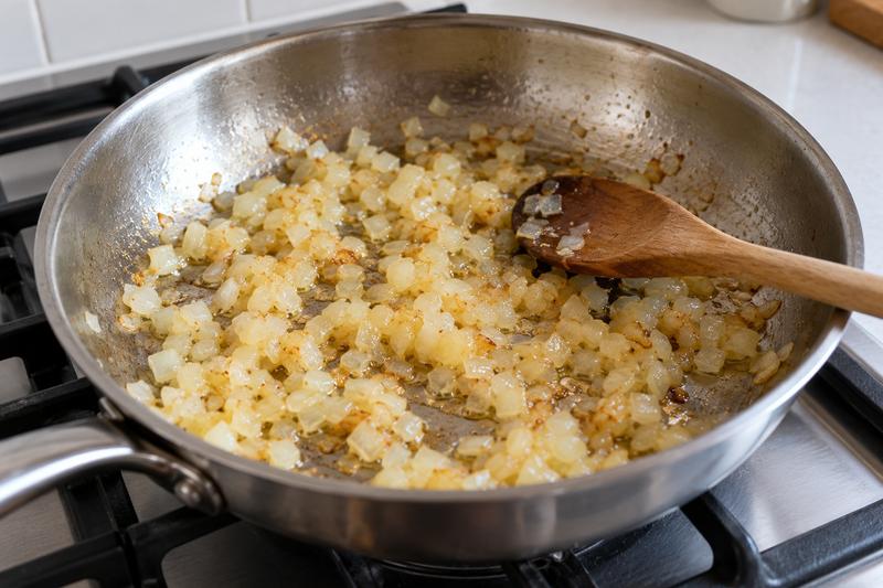 Gør løgene bløde – Refried beans med sorte bønner