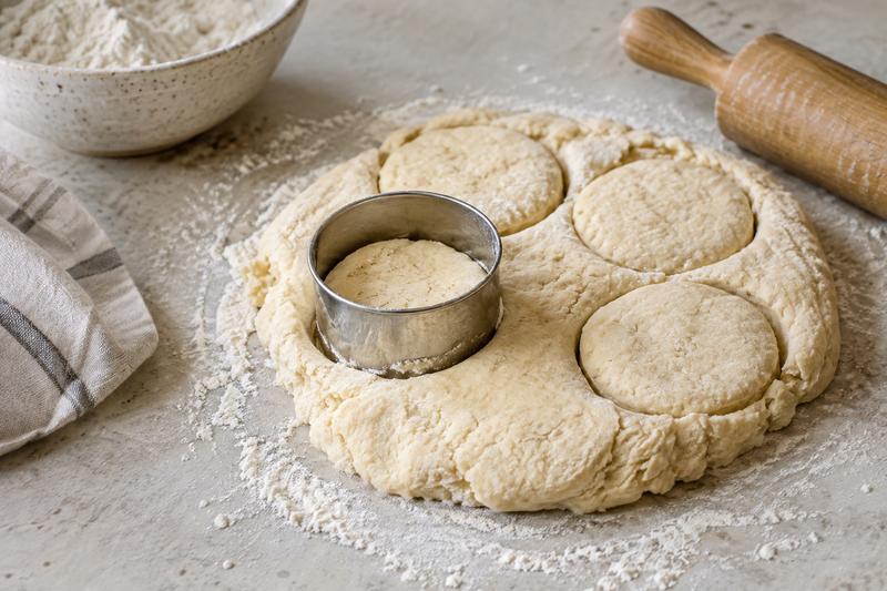 Saml og udstik uden at ælte – Scones med jordbærsyltetøj og flødeskum