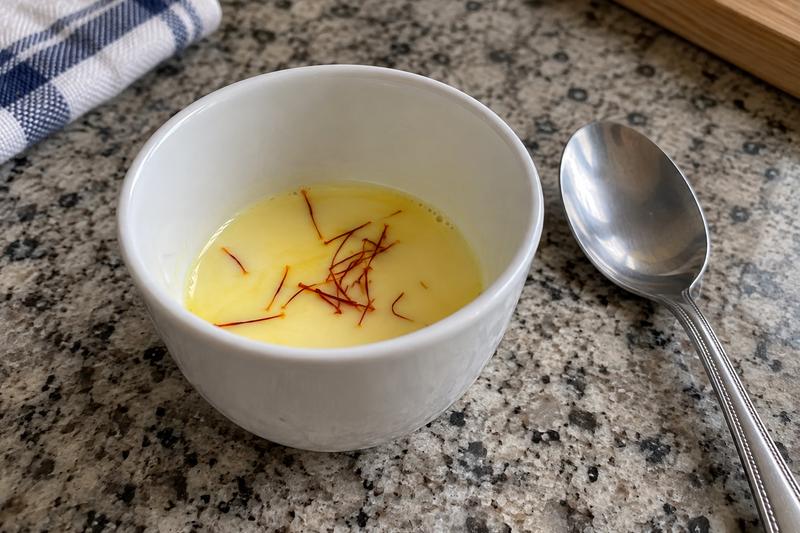 Træk smag fra safranen – Shrikhand med safran og pistacie
