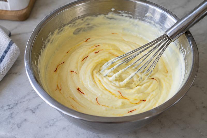 Rør cremen og stil den koldt – Shrikhand med safran og pistacie