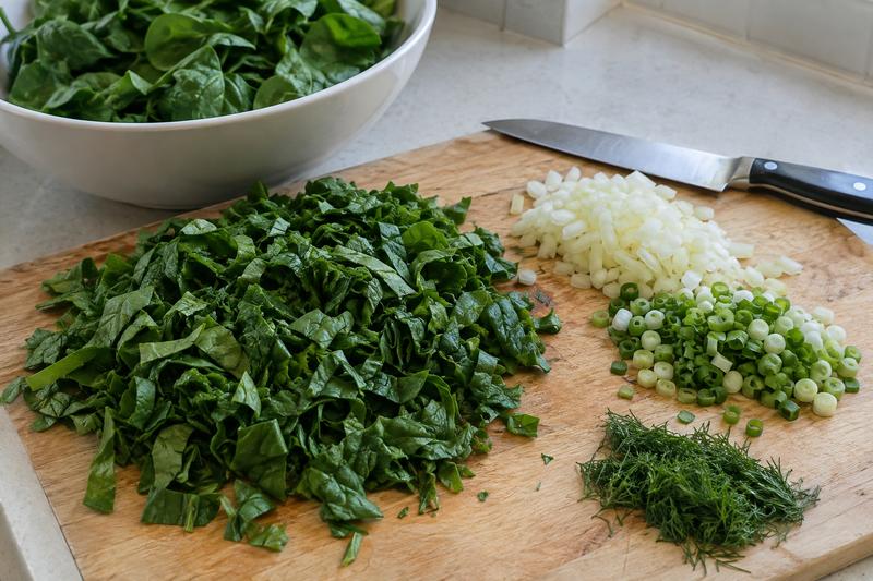 Gør de grønne ingredienser klar – Spanakorizo med spinat, citron og feta