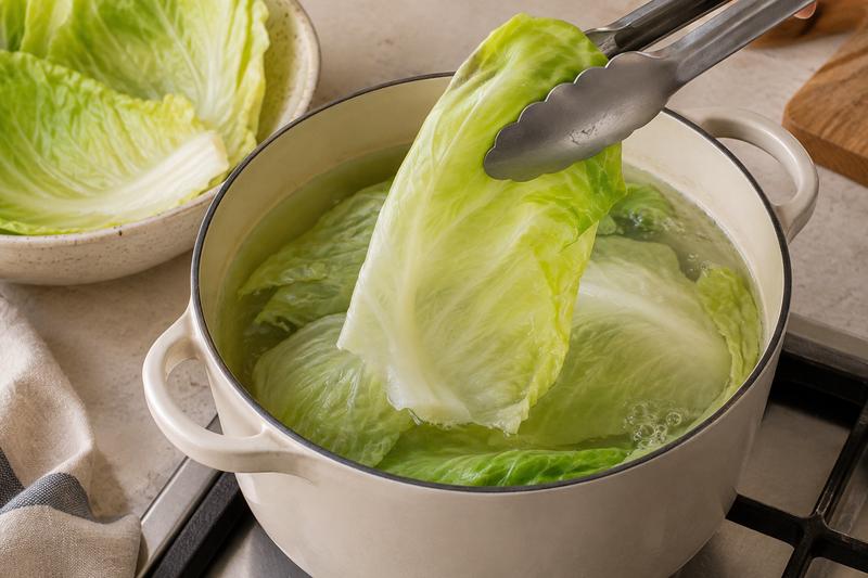 Gør kålbladene bøjelige – Spidskålswraps med krydret oksekød og avocado