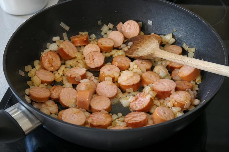 Steg løg og pølser og rør saucen sammen – Svensk pølseret med kartofler og paprika